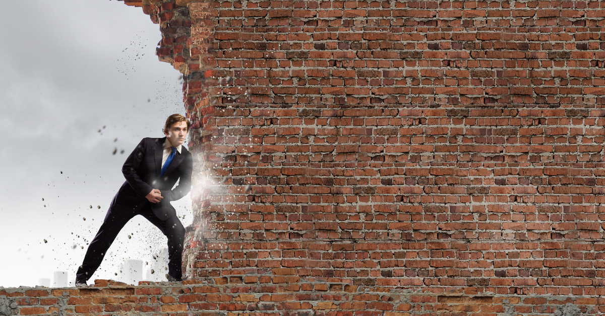 Uomo elegante che da una spallata ad un muro