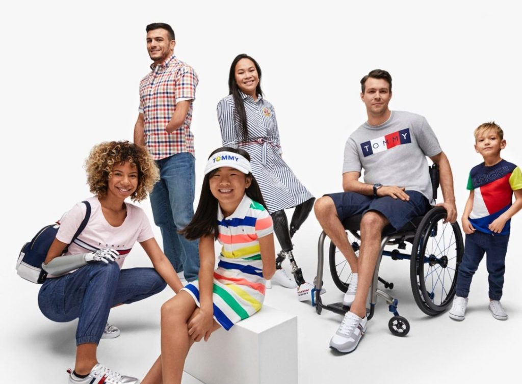 Moda adattiva: nella foto sono presenti modelle con varie disabilità