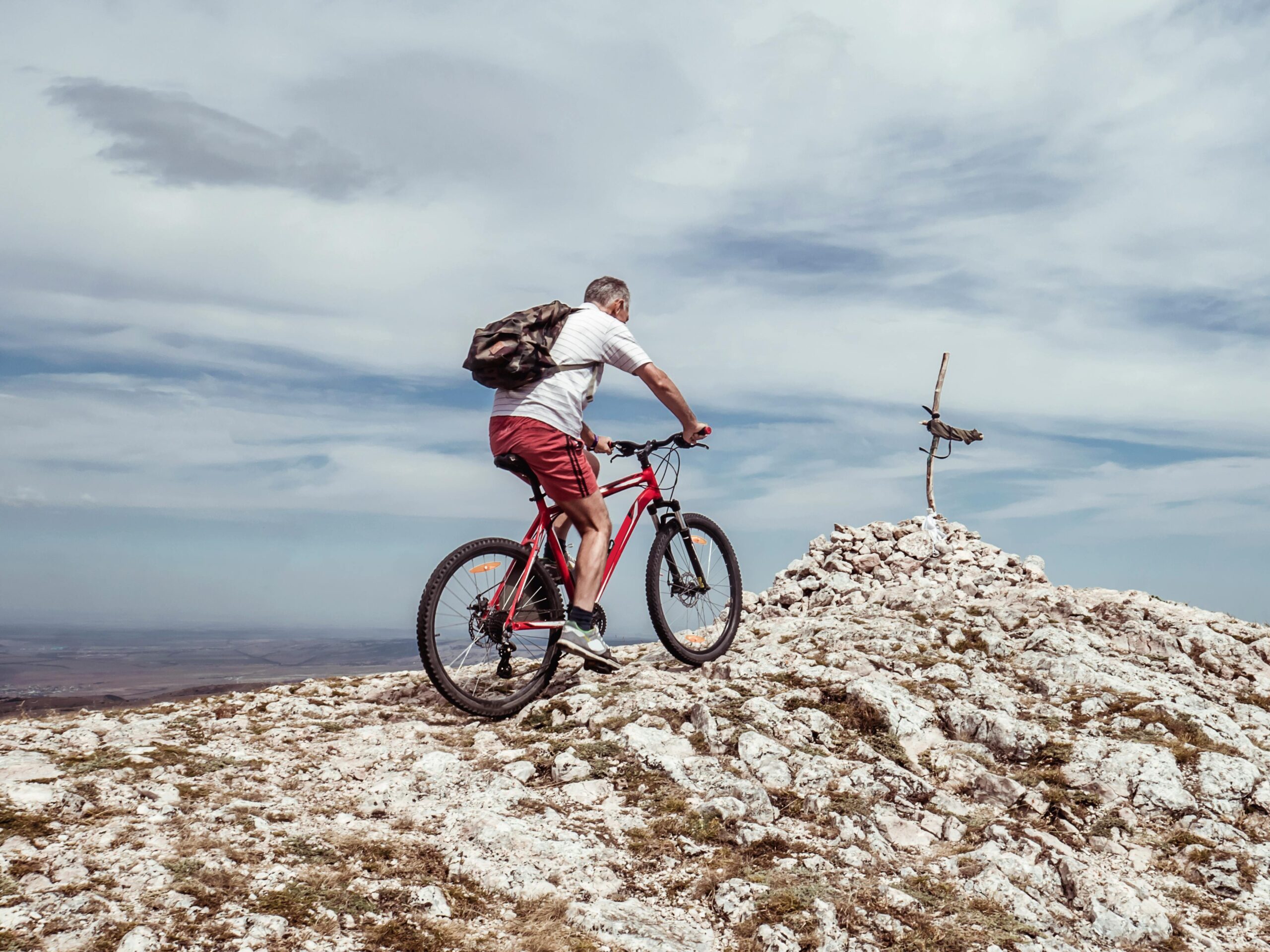 Uomo in bicicletta in montagna