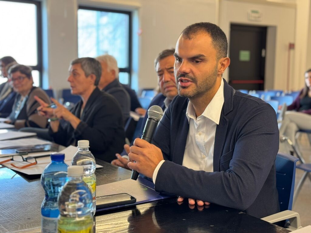 Durante il suo intervento, Daniele Cassioli ha sottolineato l'importanza di mettere in atto strategie per avvicinare i ragazzi disabili allo sport, evidenziando come l'inclusione sportiva possa aprire nuove opportunità di socializzazione e crescita personale.